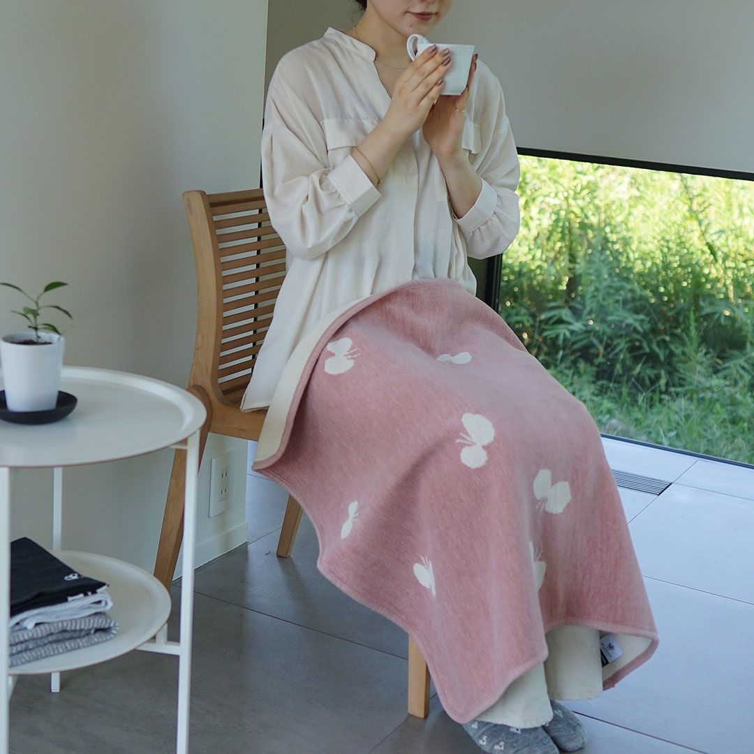 シュニールコットン ピンクをひざ掛けにしてくつろぐ様子