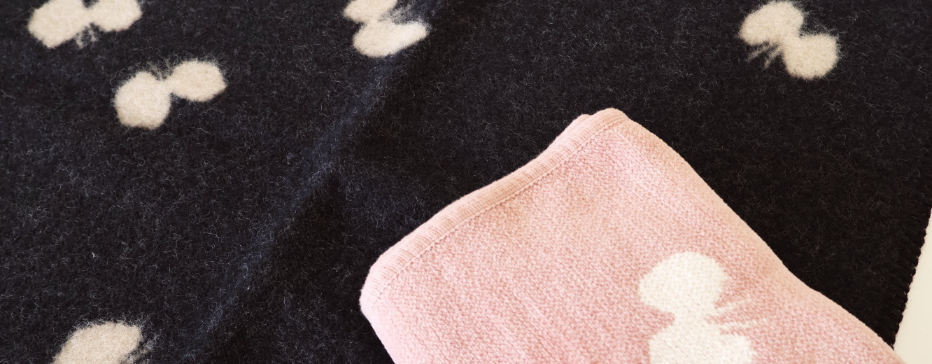 ウール(ブラック)とシュニールコットン(ピンク)のブランケット比較
