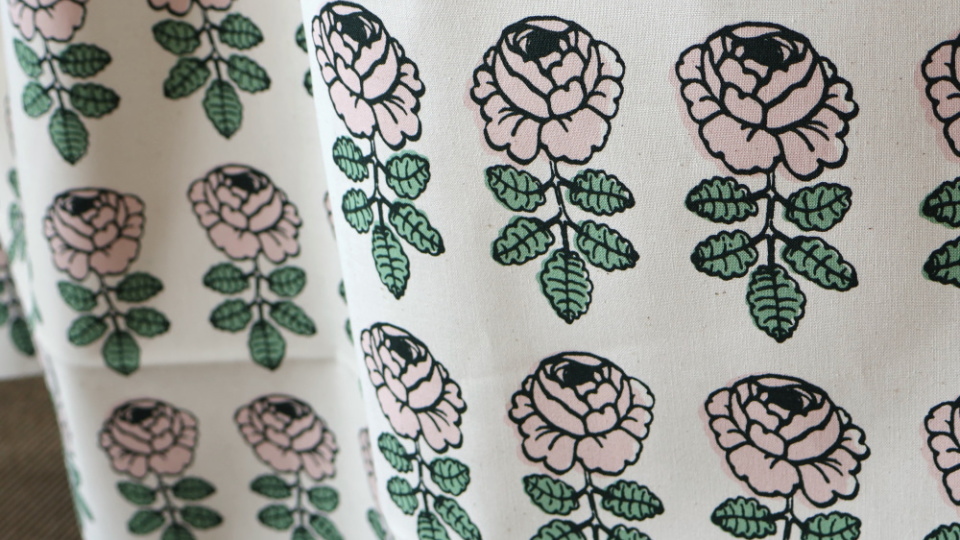 マリメッコ ヴィヒキルース　コットン　グリーン　ピンク ファブリック