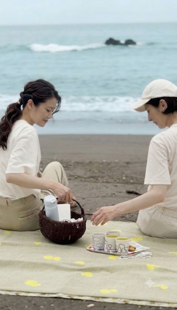 砂浜に敷いたCHOUCHOのブランケットでピクニック