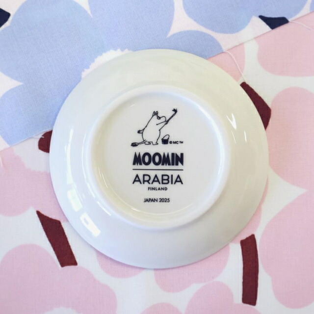 ミニプレートの底面。MOOMIN ARABIA FINLAND JAPAN 2025 のプリント