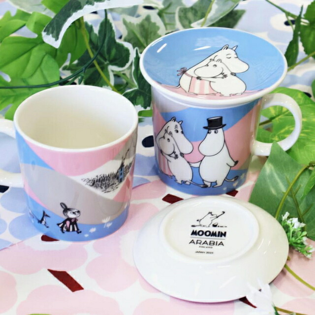 ムーミン柄のマグカップ2つと、マグの上にのせたミニプレート