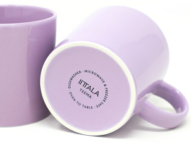 マグカップを横に倒して底面のiittala・TEEMAのプリントを見せたところ