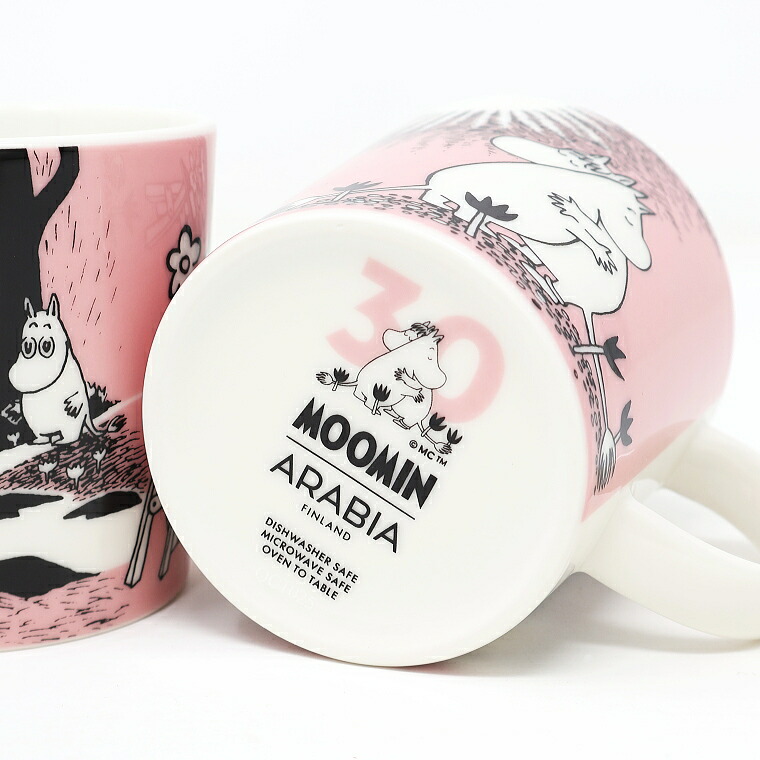 マグカップの底。ピンクの30の文字とMOOMIN・ARABIA FINLANDの刻印