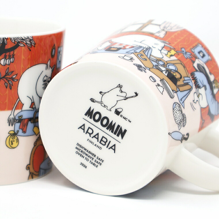マグカップの底。ムーミンの絵とMOOMIN・ARABIA FINLANDのロゴ、2026の年号
