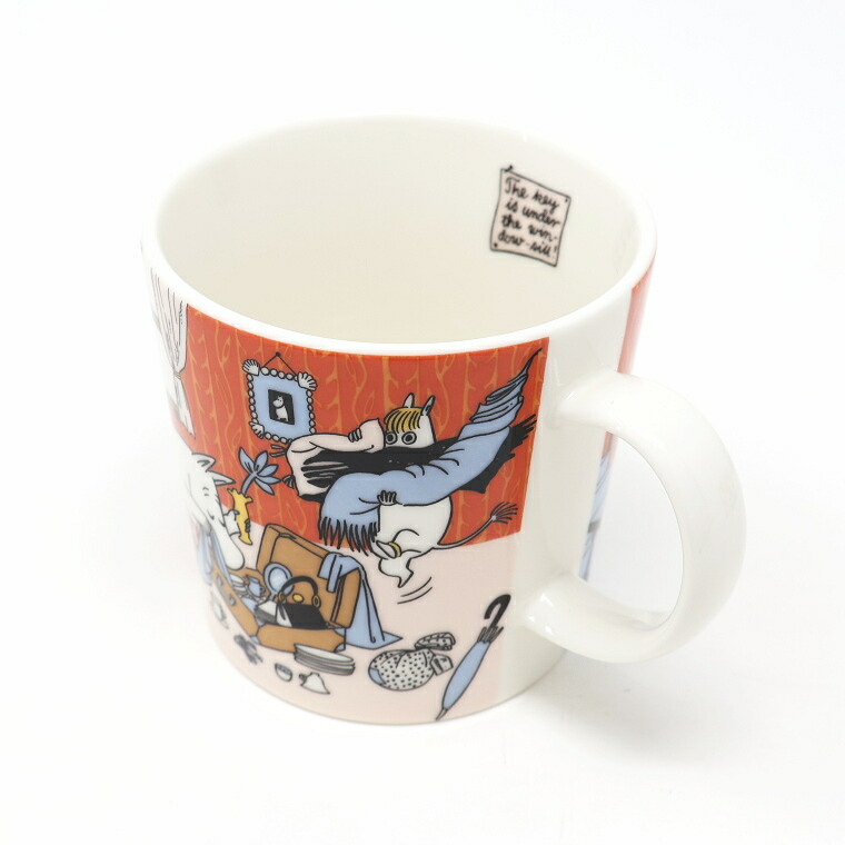 マグカップを斜めから。トランクをのぞくムーミンママと、コートを持って飛ぶスノークのおじょうさん