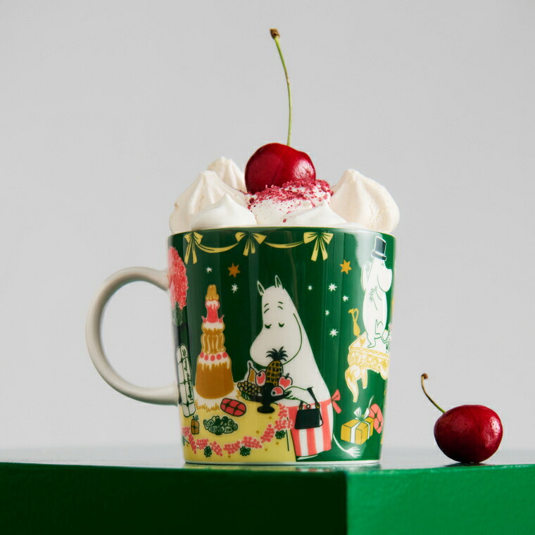 マグカップにホイップクリームとさくらんぼをのせたところ