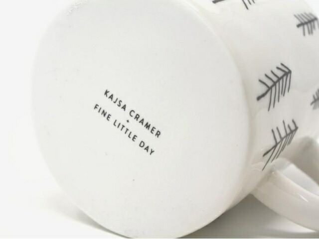 マグカップの底。KAJSA CRAMER と FINE LITTLE DAY の文字がプリントされている