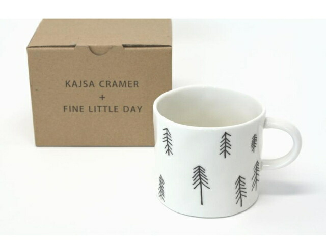 マグカップと、KAJSA CRAMER と FINE LITTLE DAY の文字が入ったクラフト紙の箱