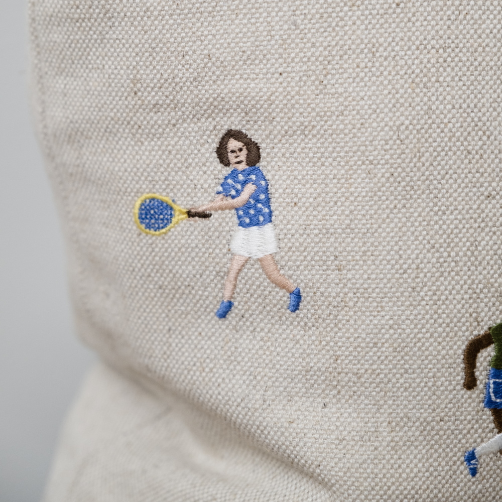 ラケットを振る人の刺繍のアップ