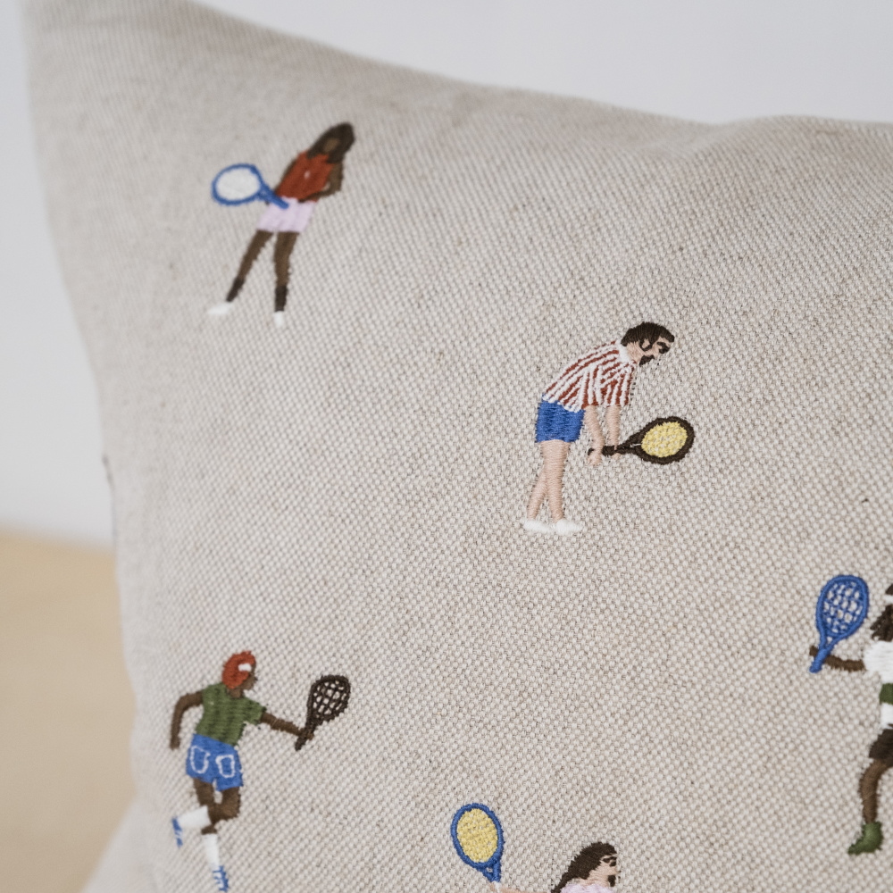 テニスをする人々の刺繍のアップ（生地の質感）