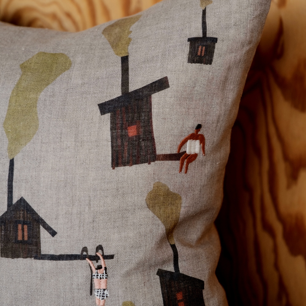 サウナハウスのプリントと人物の刺繍のアップ