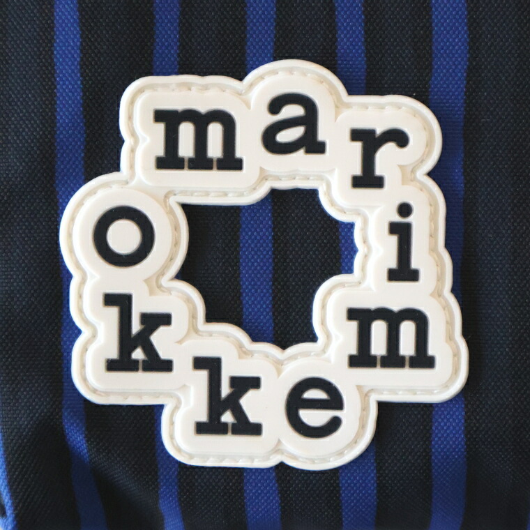 バッグ前面の白いmarimekkoロゴのワッペンに寄ったところ