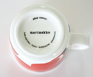 マグカップの底。oiva・UNIKKO・marimekko の文字と、ふちに沿った小さな英字
