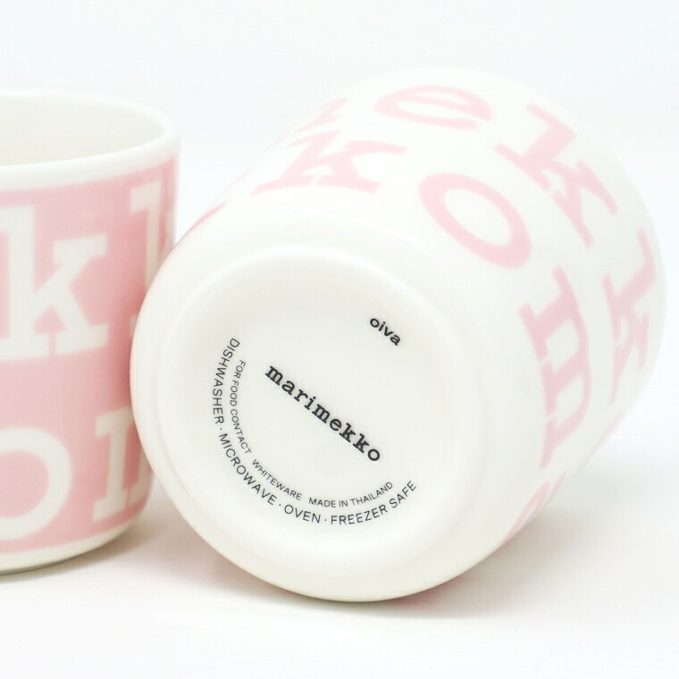 ラテマグの底面。marimekko と oiva の文字、MADE IN THAILAND の表示