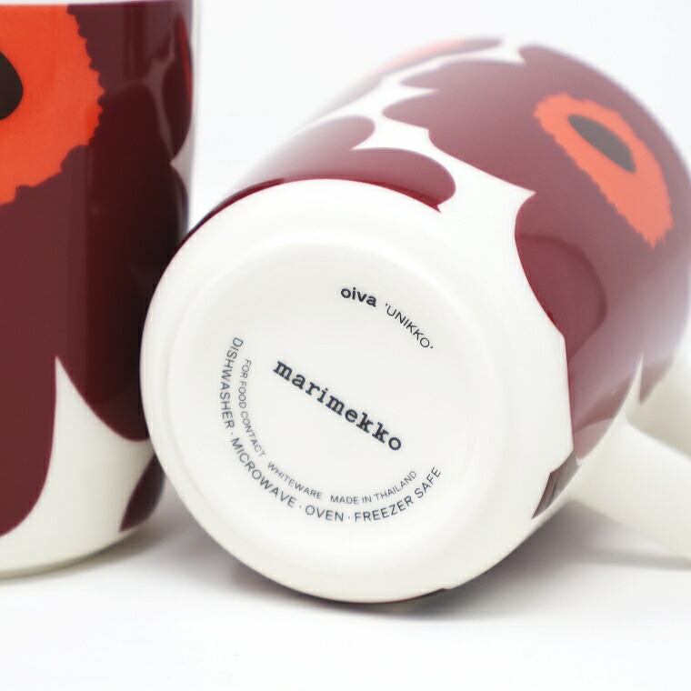 マグカップの底。marimekko と oiva 'UNIKKO' の刻印、食洗機・電子レンジ・オーブン・冷凍庫の表示