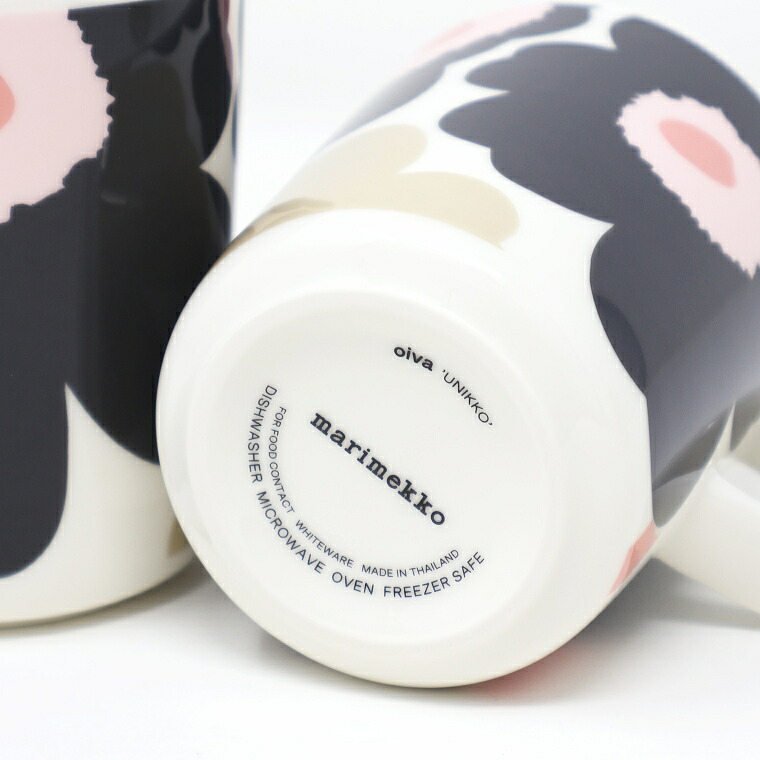マグカップの底。marimekko と oiva 'UNIKKO' の刻印、食洗機・電子レンジ・オーブン・フリーザーの表示
