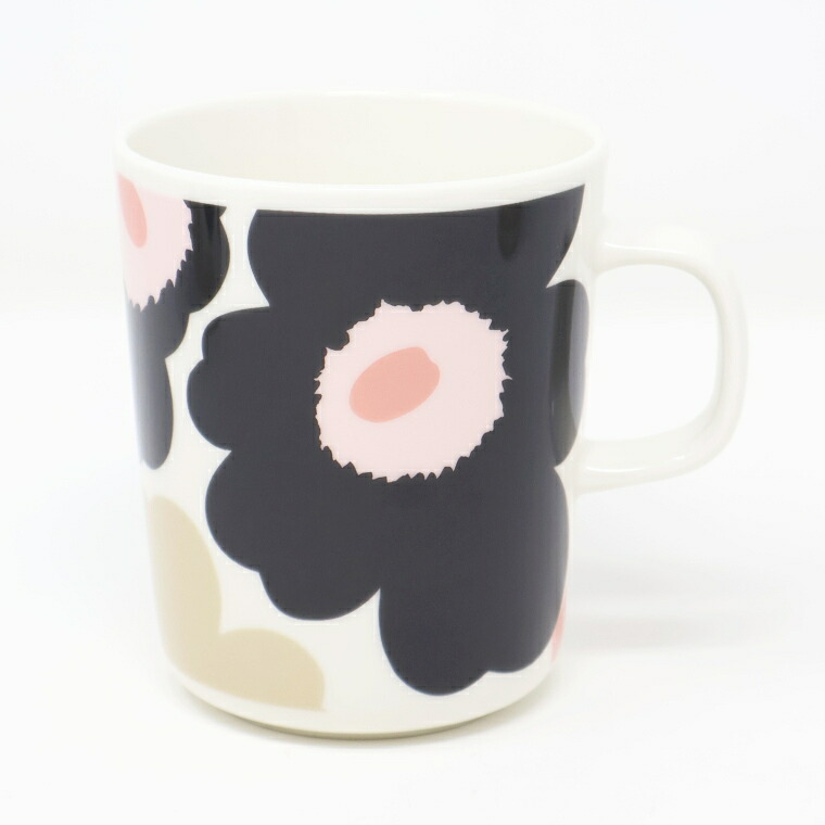 マグカップを正面から見たところ。チャコールの花とサンドの花、ピンクの花芯