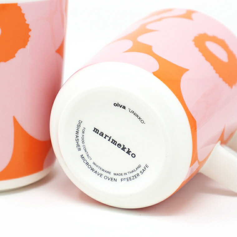 マグカップの底。marimekko と oiva 'UNIKKO' の刻印、食洗機・電子レンジ・オーブン・フリーザーの表示