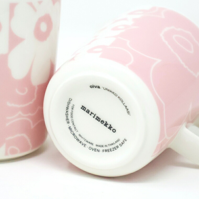 マグカップの底面。marimekkoのロゴとUNIKKO KOLLAASIの柄名プリント