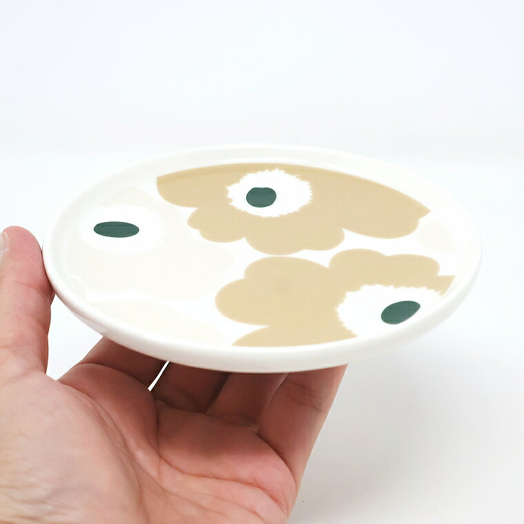 ミニプレートを手のひらにのせたところ。大きさの目安