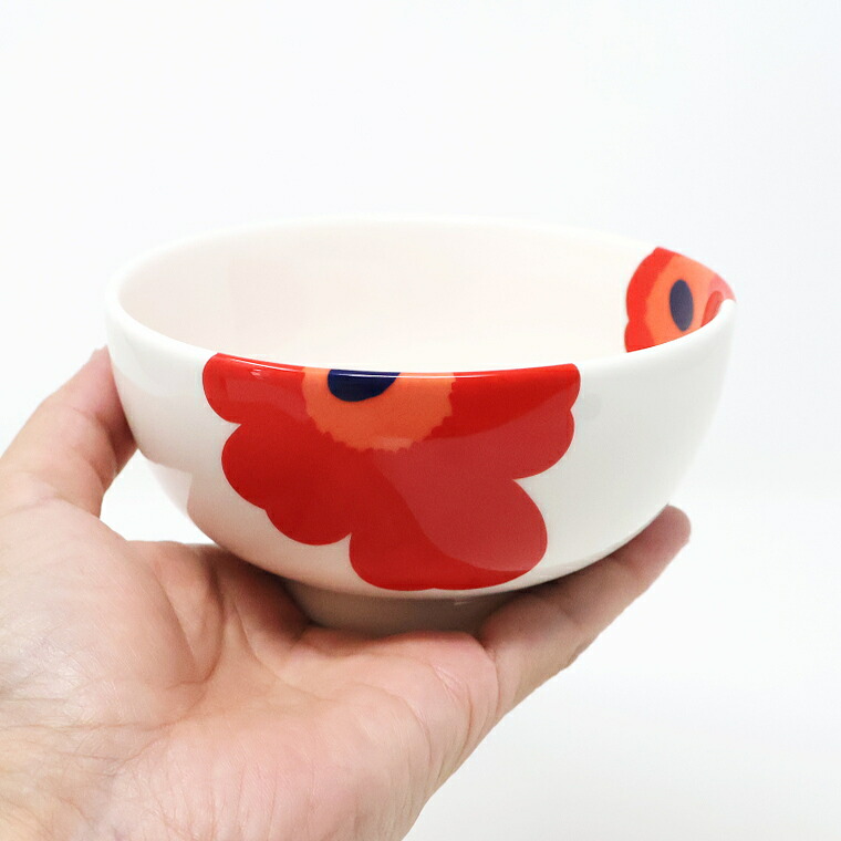 ボウルを手のひらにのせて大きさをくらべているところ