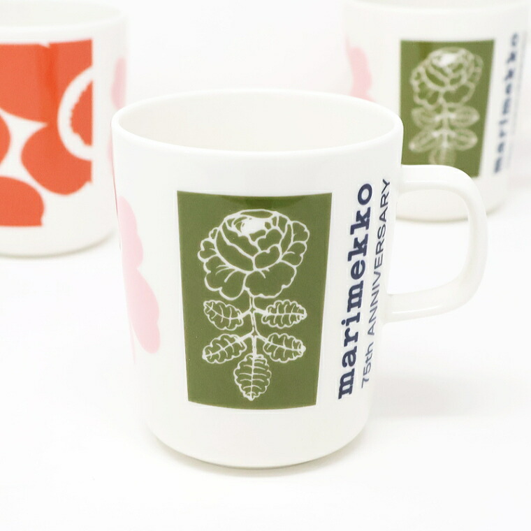 オリーブ色の四角にヴィヒキルースのバラ、横にmarimekko 75th ANNIVERSARYの文字が入ったマグカップ