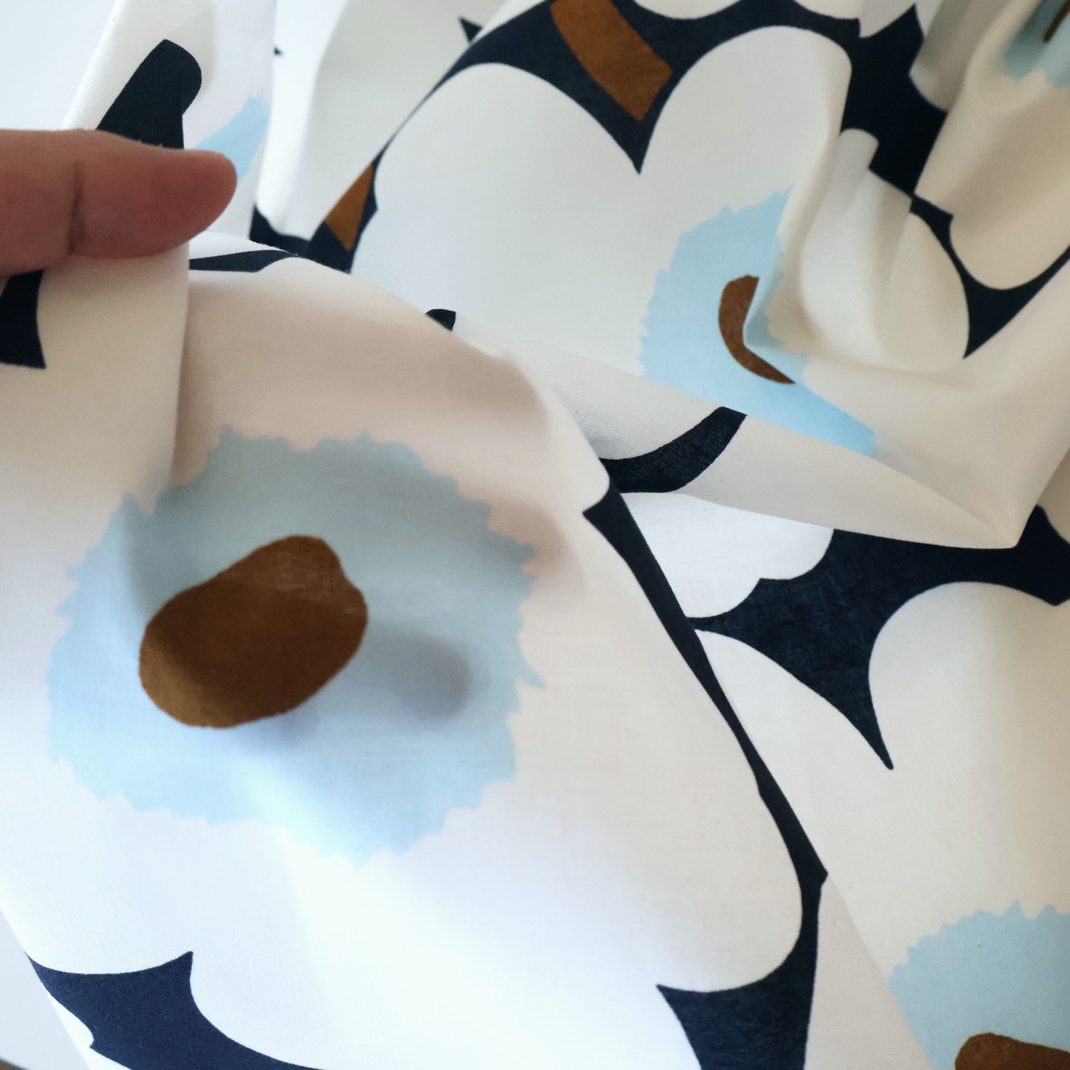 ピエニウニッコ585 生地を光にかざしたところ（透け具合）