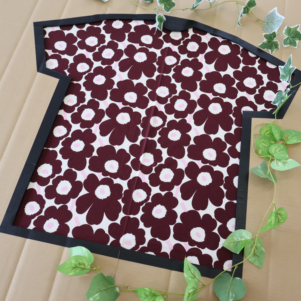 marimekko Mini Unikko ダークレッド×ライトピンク 生地 ウェア用スケール感 カットソーMサイズに合わせた写真