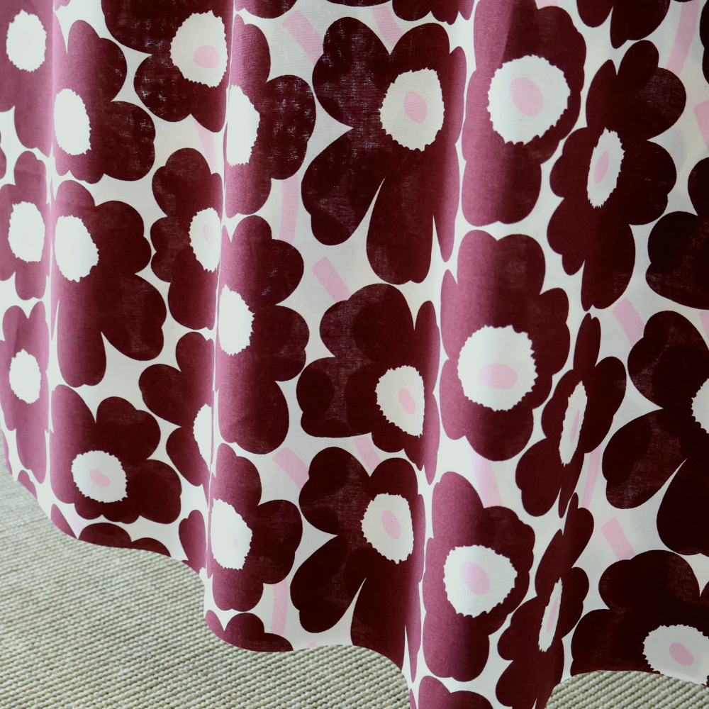 marimekko Mini Unikko ダークレッド×ライトピンク カーテン使用例