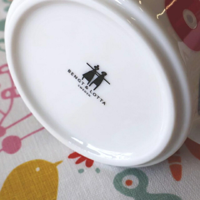 マグカップの底。BENGT & LOTTA SWEDEN のロゴがプリントされている
