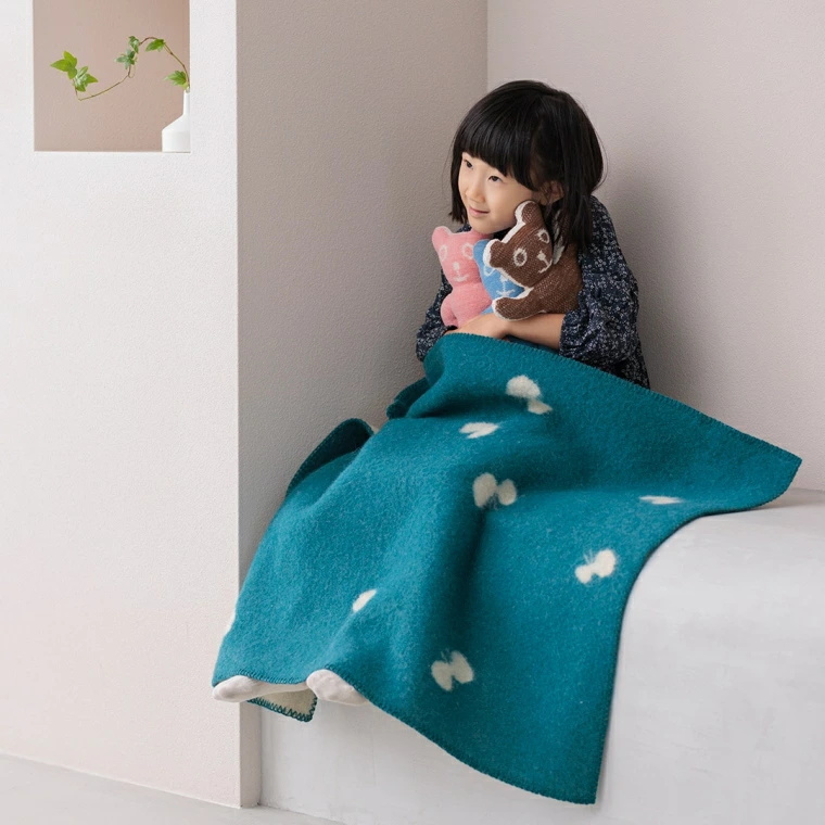 CHOUCHO ブルーグリーン ウールブランケットを掛けたお子さま