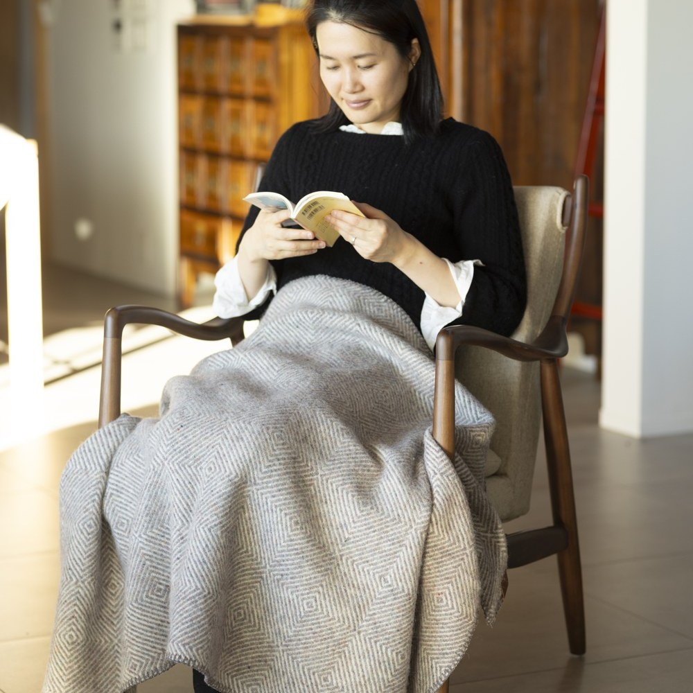 椅子でひざに掛けた様子
