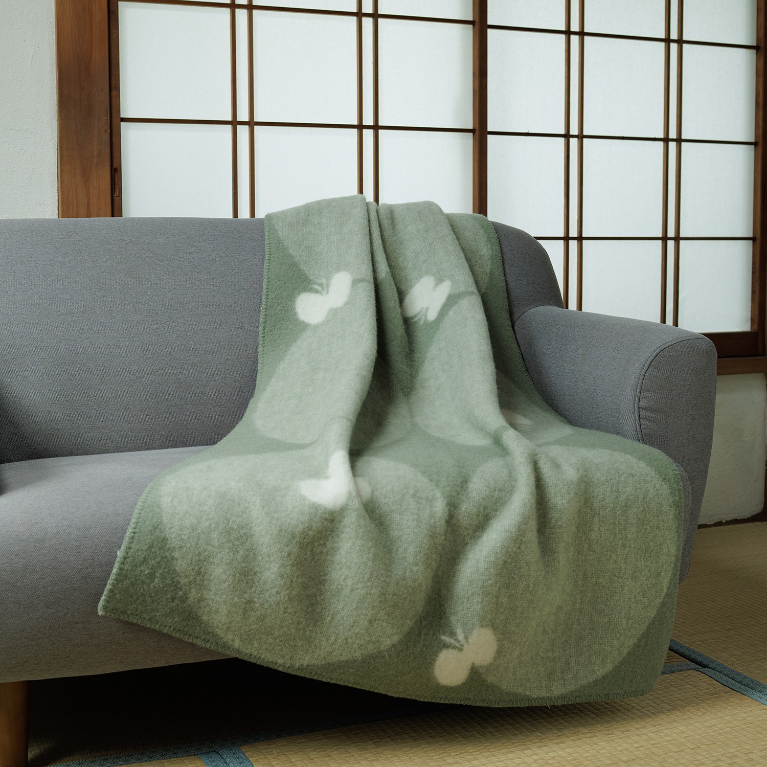 ソファに掛けた様子