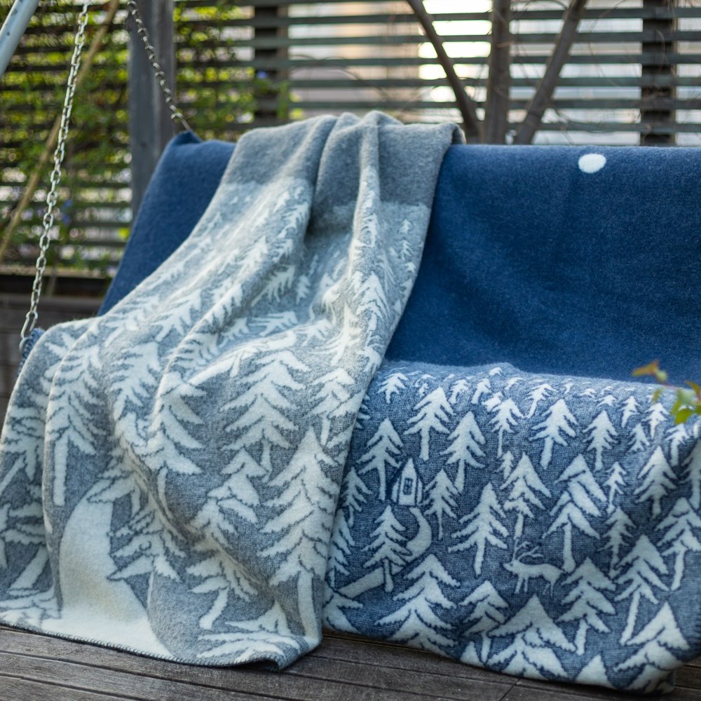KLIPPAN HOUSE IN THE FOREST ネイビー ブランコに掛けた全体