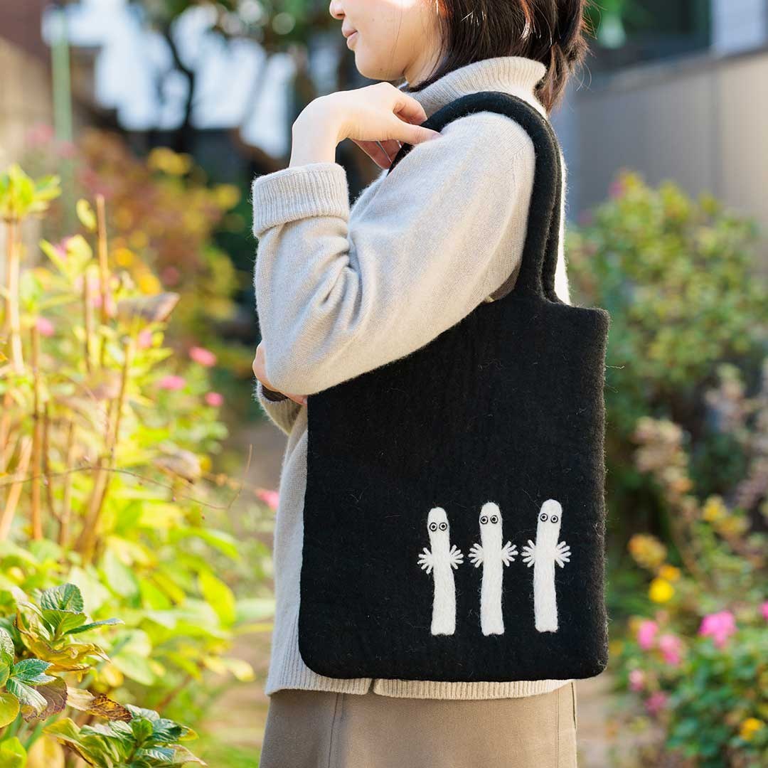 肩に掛けた様子