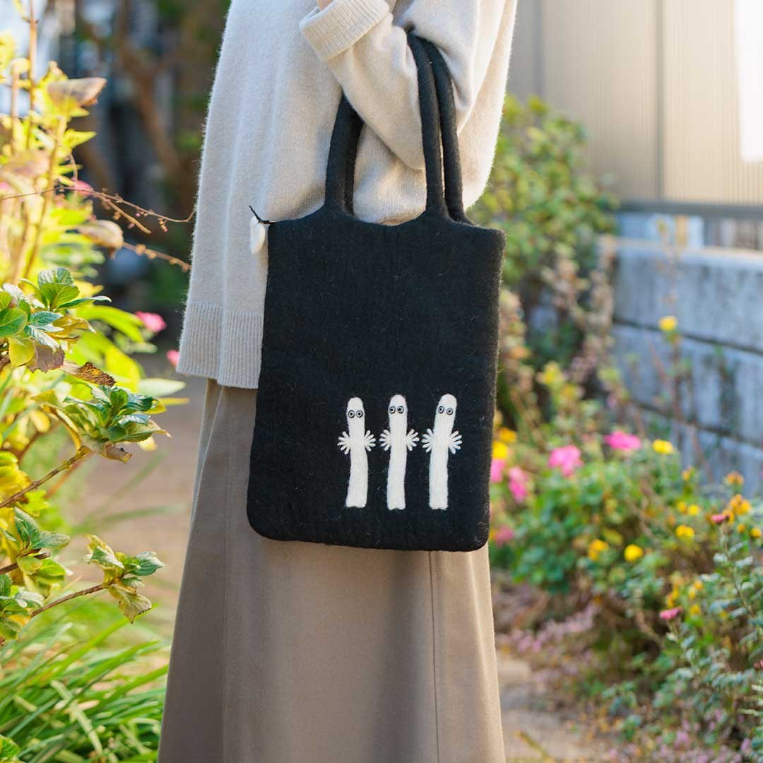 手に持った様子