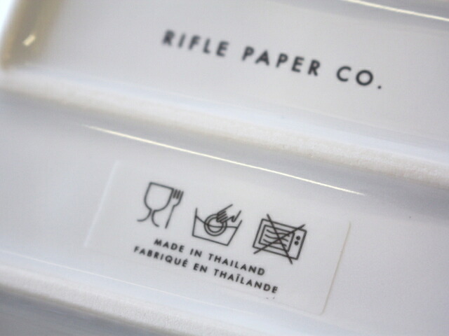 トレイの裏面。RIFLE PAPER CO.の文字と、食洗機・電子レンジ不可とMADE IN THAILANDを示すシール