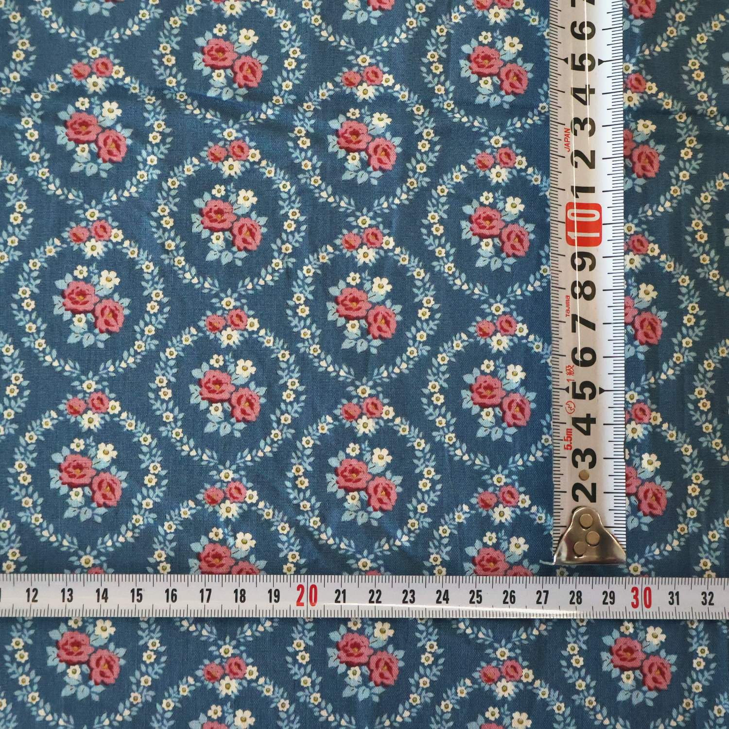 Mable Blue にメジャーを添えた写真。花輪ひとつが縦約5cm