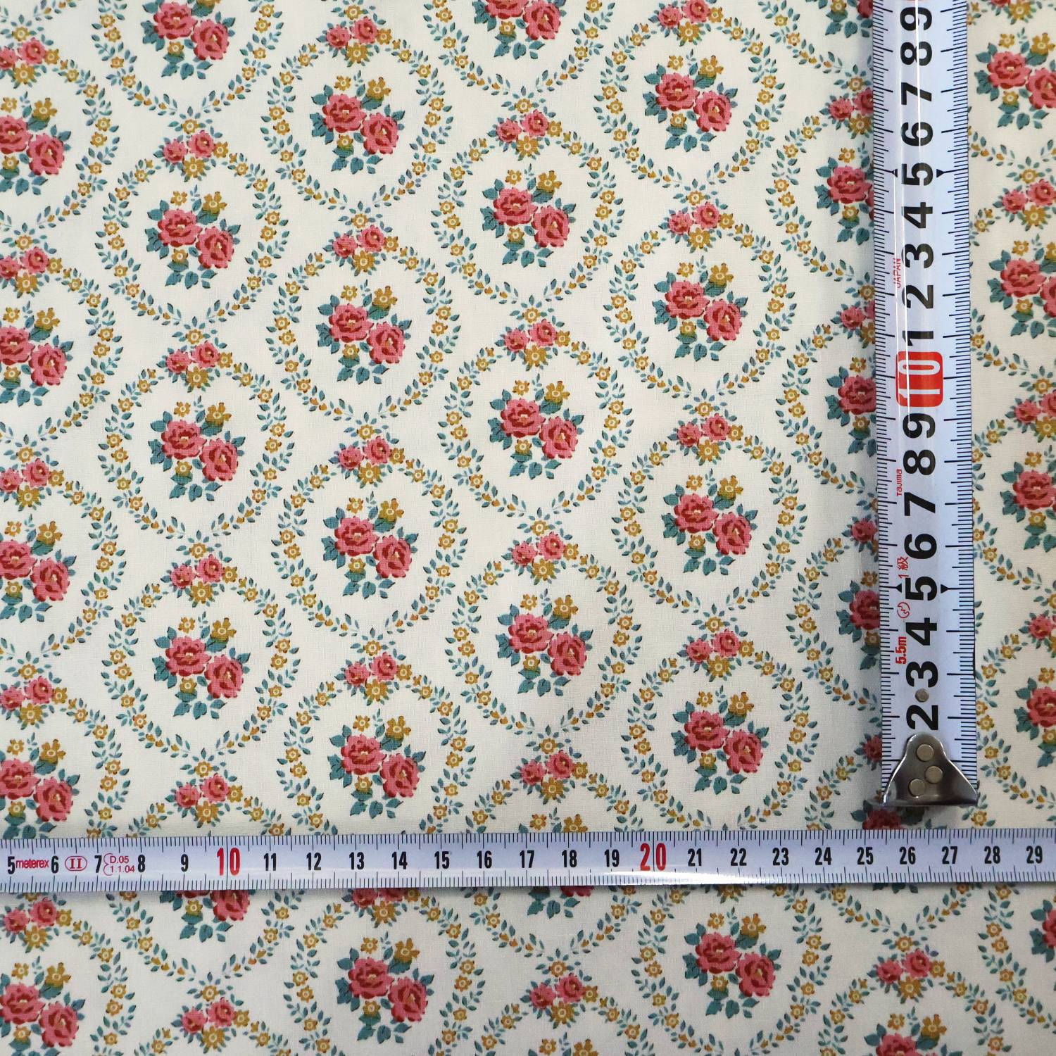 Mable Warm Cream にメジャーを添えた写真。花輪ひとつが縦約5cm
