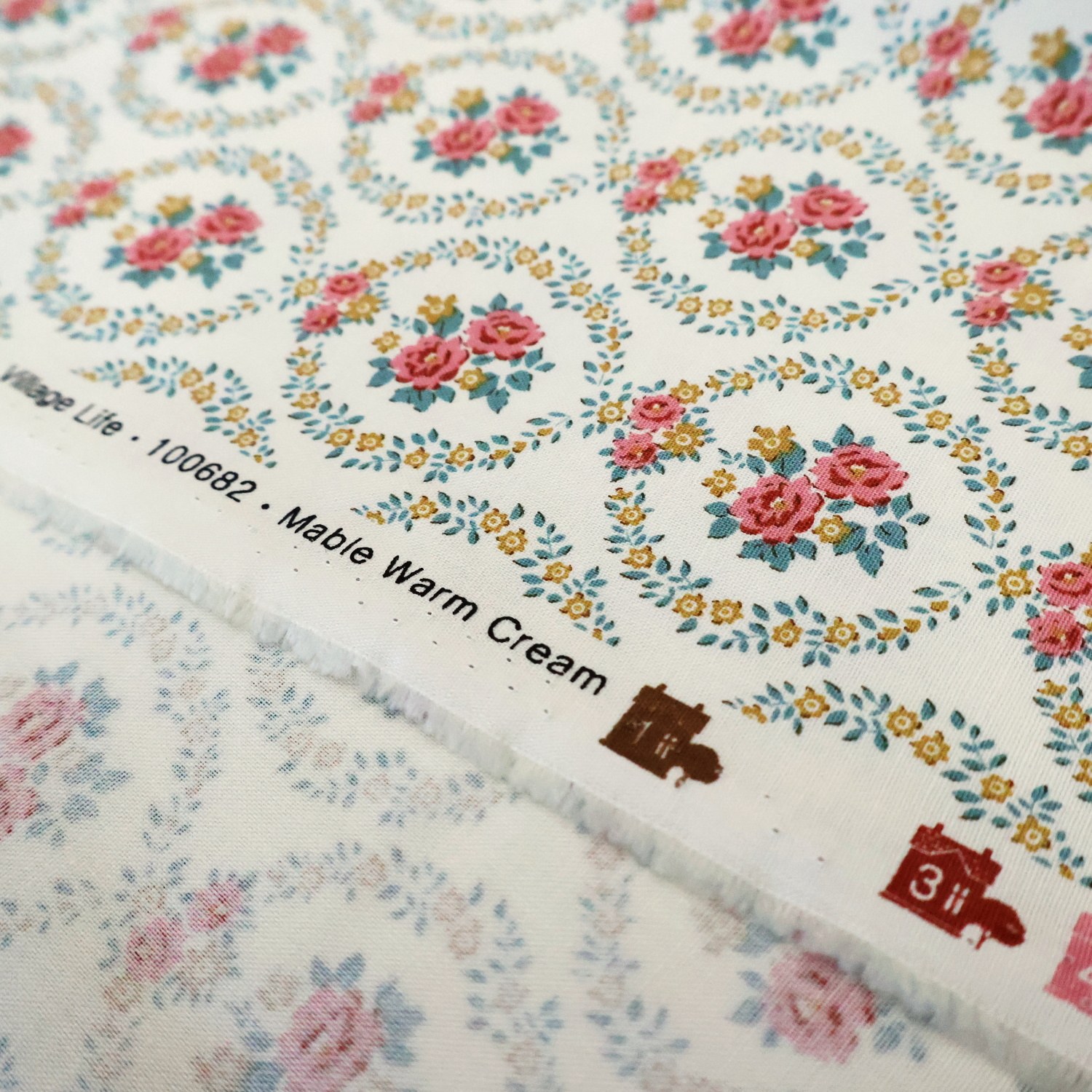 Mable Warm Cream 耳部分。Village Life 100682 Mable Warm Cream の印字
