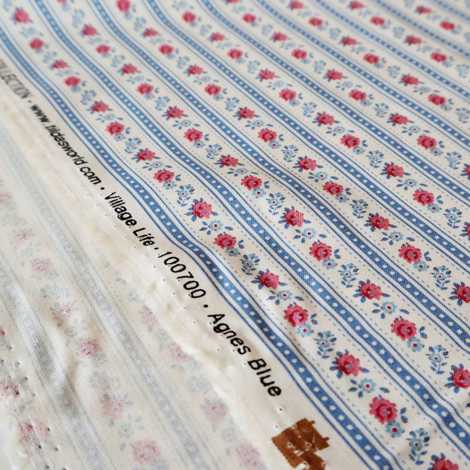 Agnes Blue 耳部分。Village Life 100700 Agnes Blue の印字