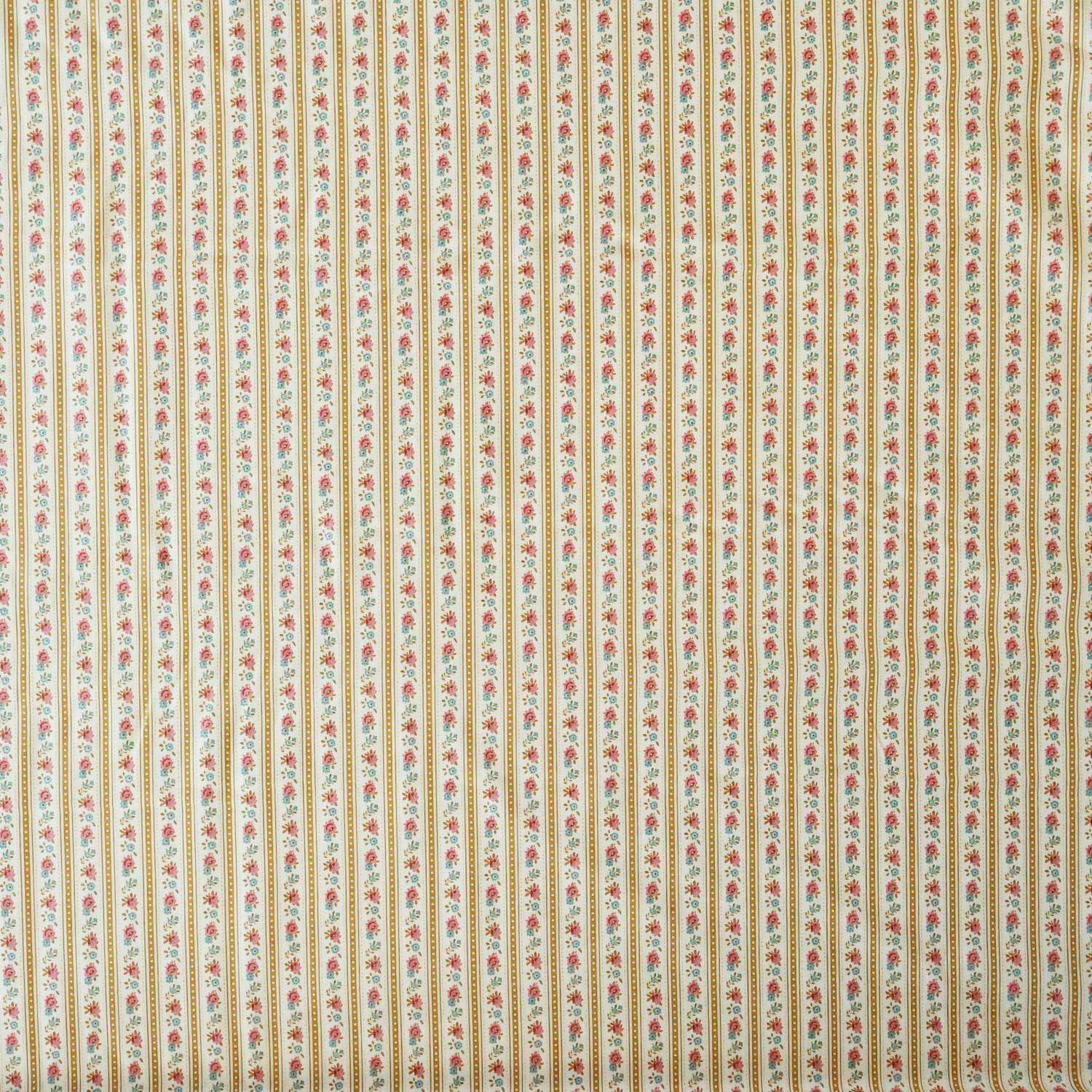 Agnes Ochre 柄全体。クリームの地に、オークル（黄土色）のストライプとピンクのバラ