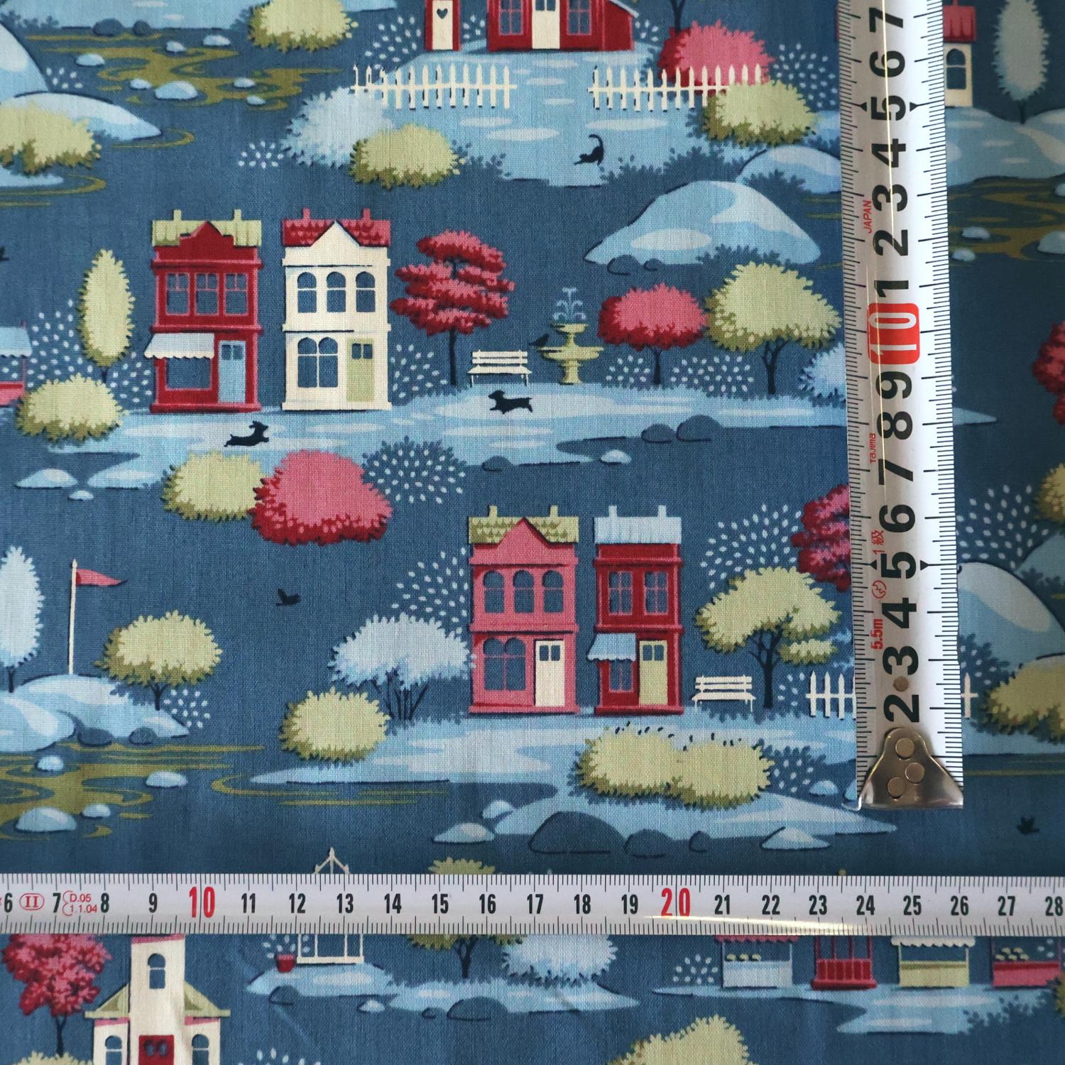 Village Blue にメジャーを添えた写真。家1軒の高さは約4cm