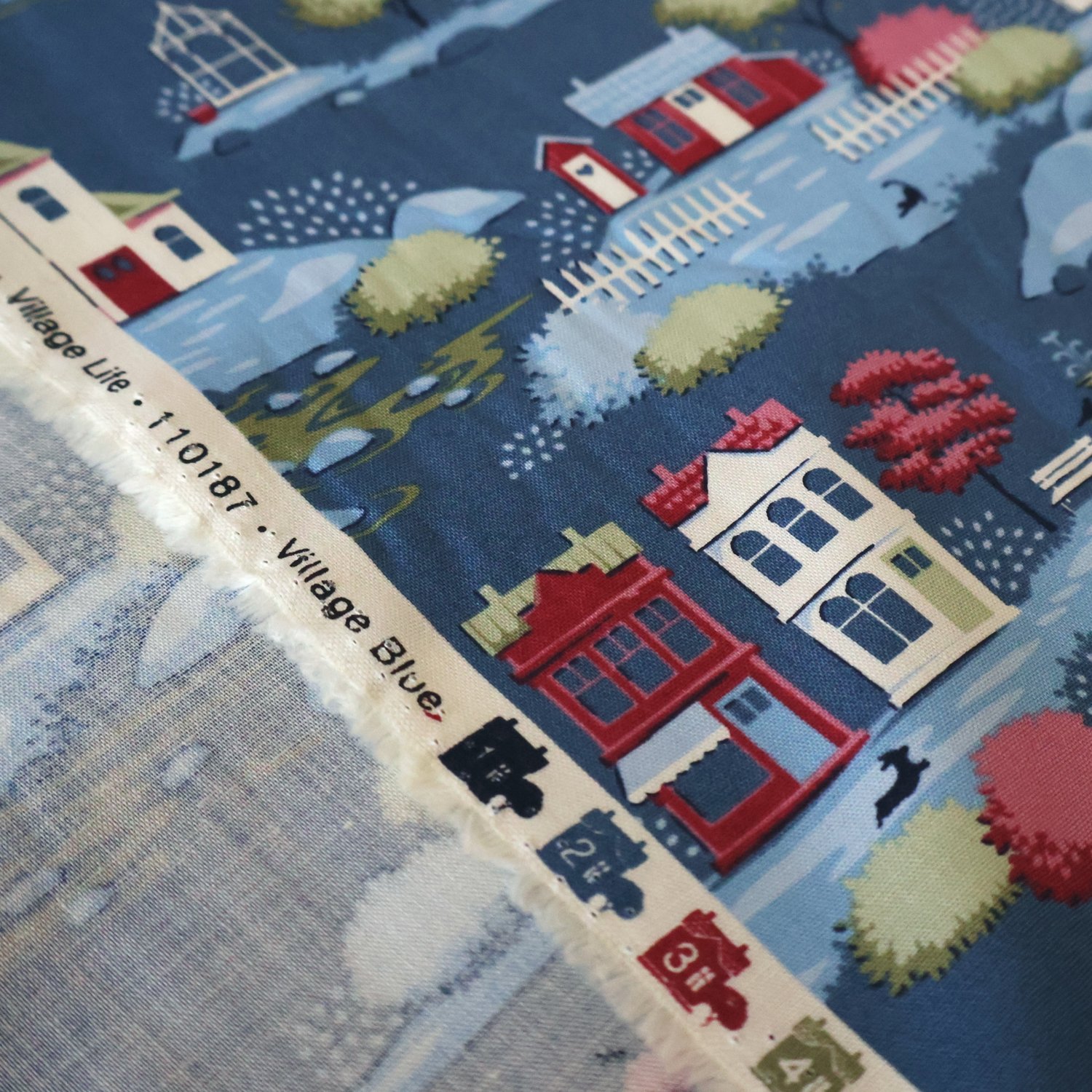 Village Blue 耳部分。Village Life 110187 Village Blue の印字