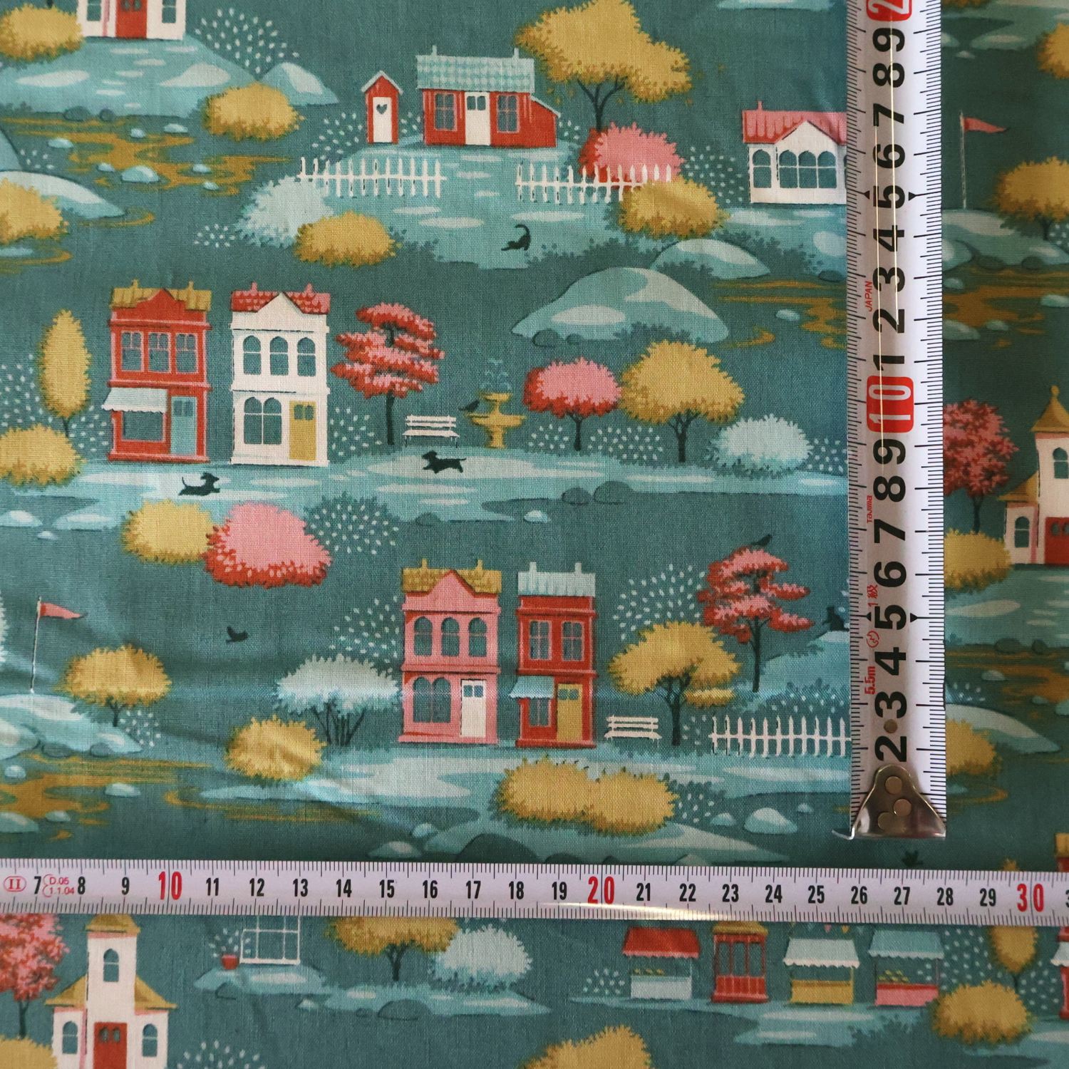 Village Teal にメジャーを添えた写真。家1軒の高さは約4cm