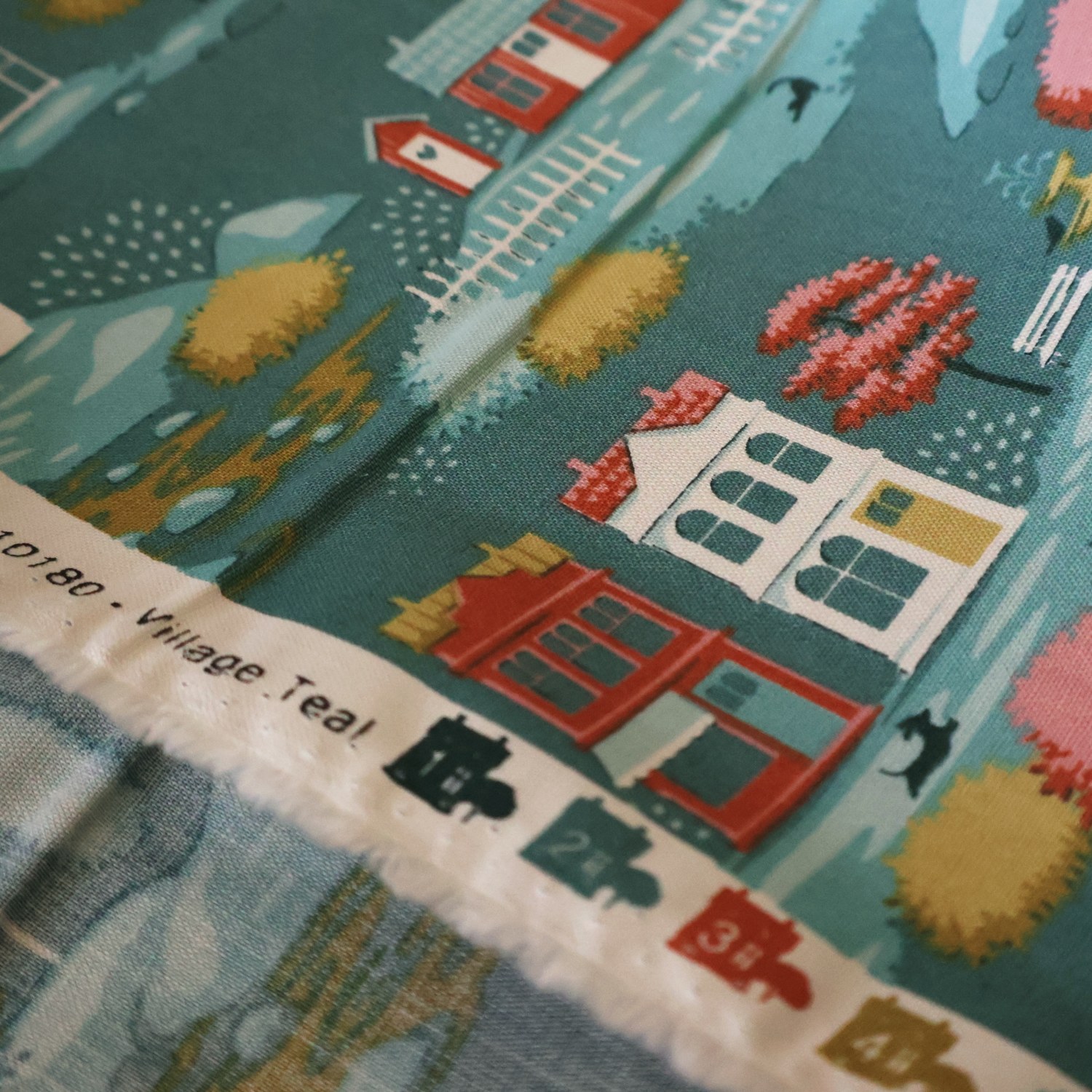 Village Teal 耳部分。110180 Village Teal の印字