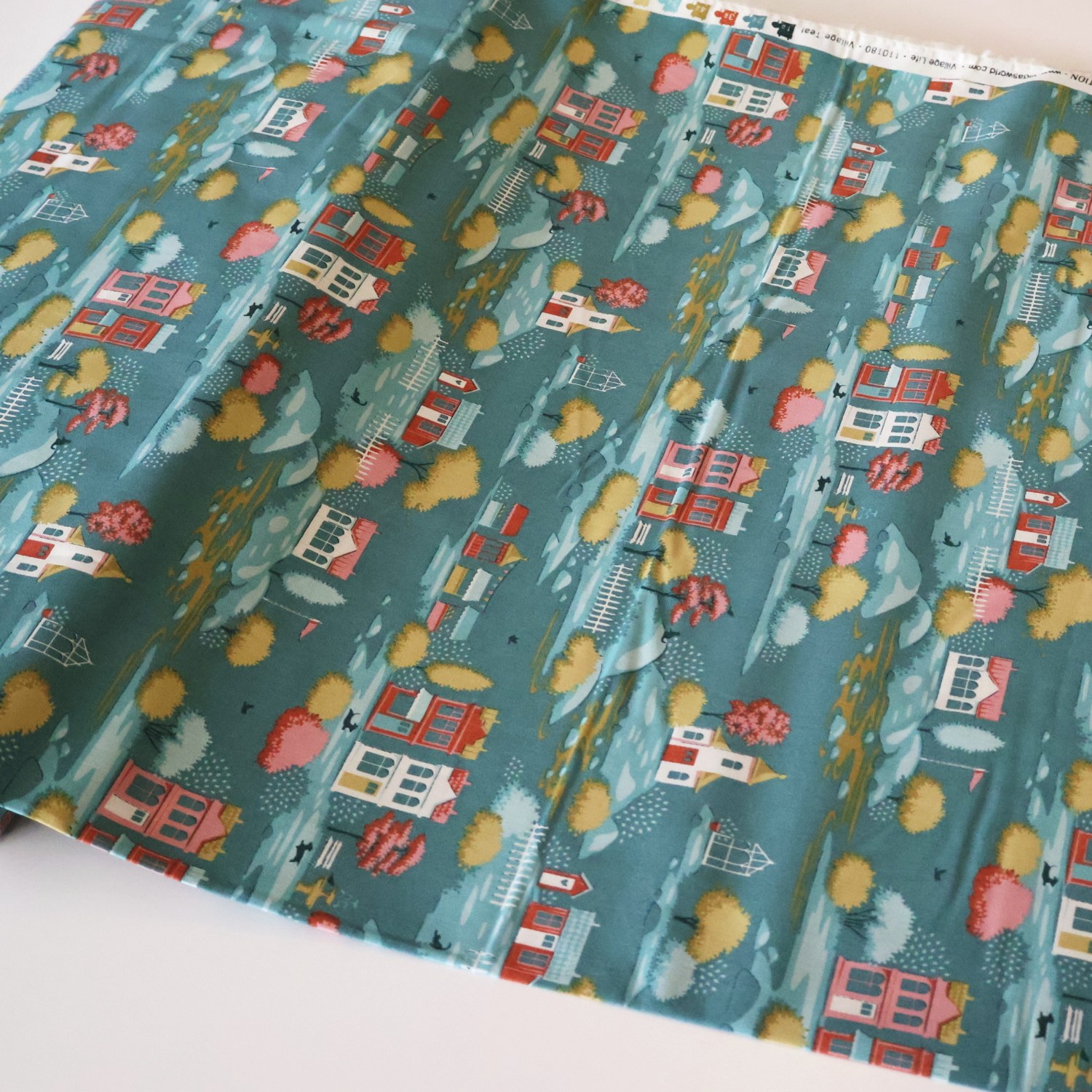 Village Teal 生地を広げたところ。村の景色がつづく