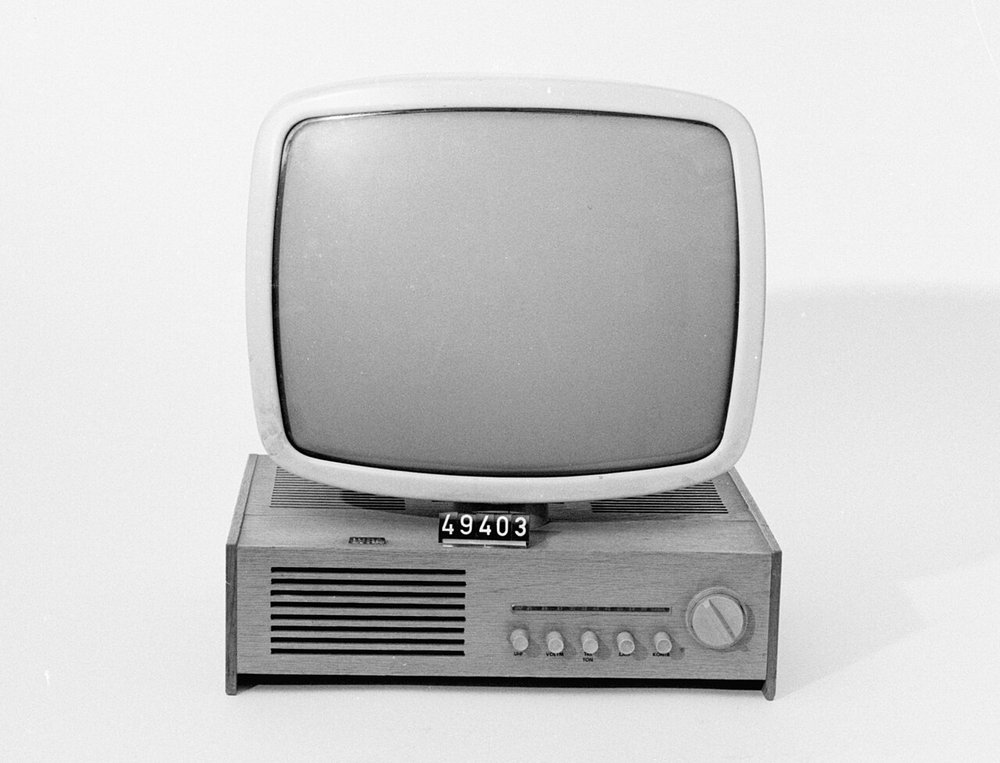 木の箱の上に、丸みのある画面がのったテレビ。ルマヴィジョン