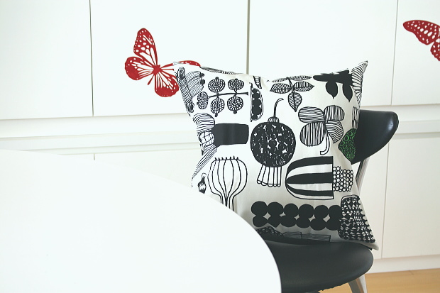 椅子に置いたプータルフリンパルハートのクッション